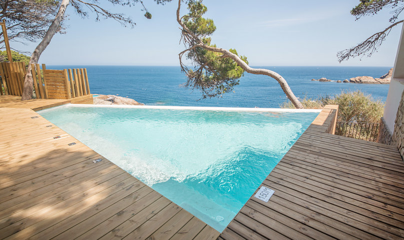 Piscina a medida adaptada a pendiente rocosa con vistas al mar Mediterráneo